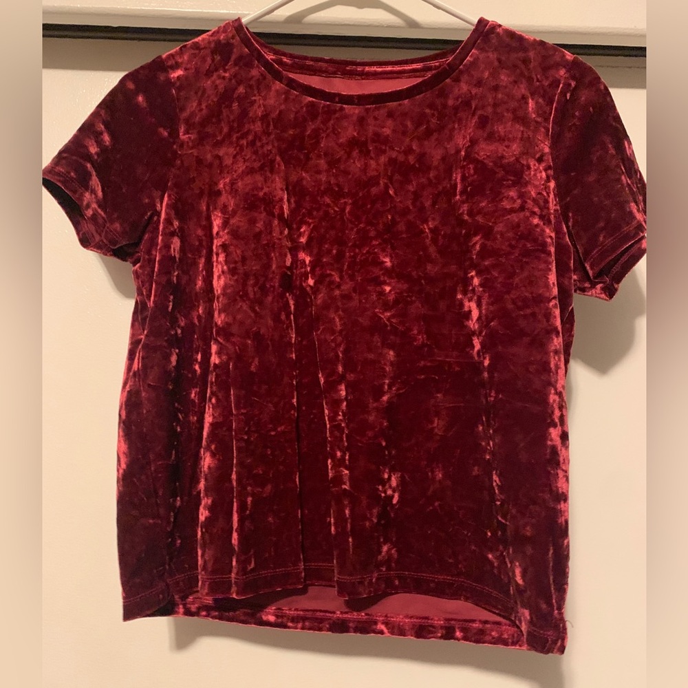 Aeropostale // cute burgundy velvet top // size S